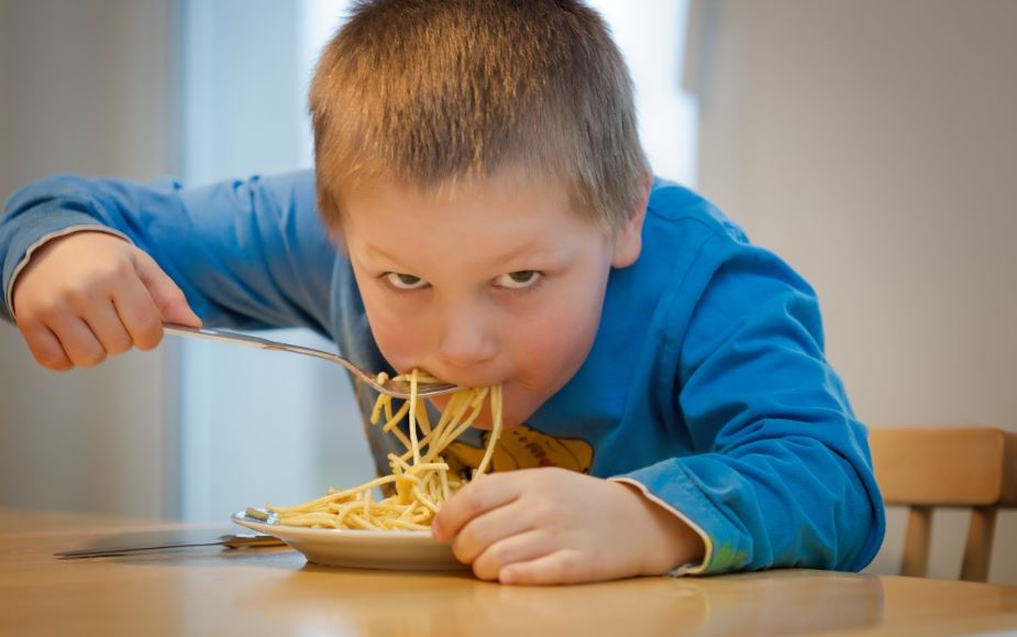 ребенок ест макароны