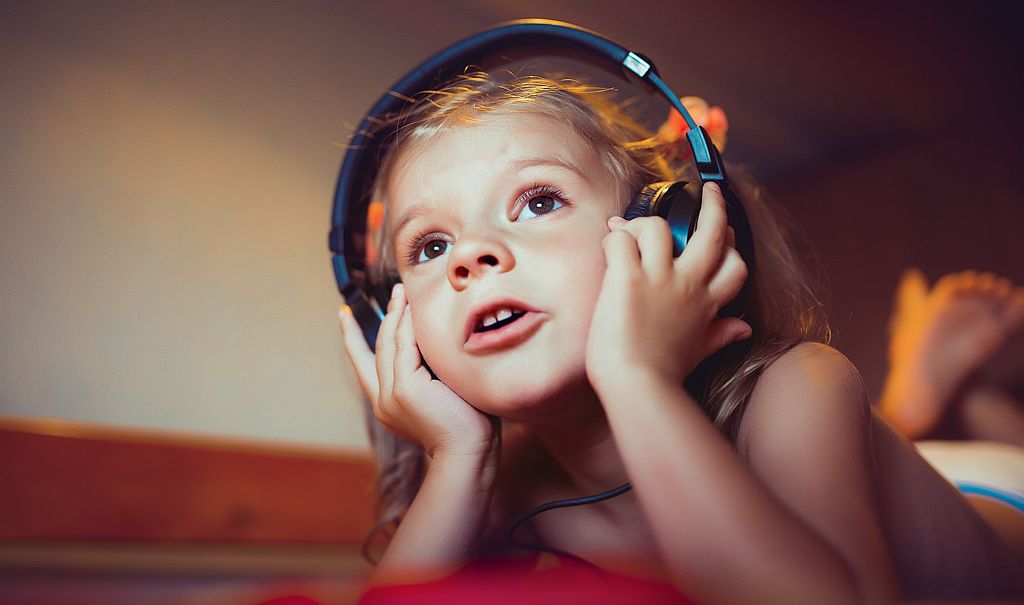 ребенок слушает песни
